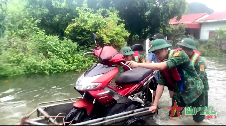 Đồn Biên phòng Cát Bà hỗ trợ nhân dân khắc phục hậu quả bão số 2